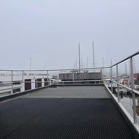 بوتيل Winter At Our Houseboat 